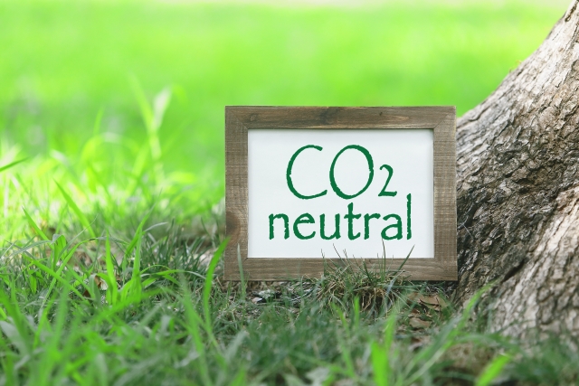 緑の中にあるCO2　neutral の文字列