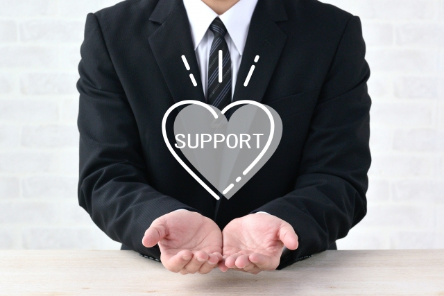 SUPPORTの文字列を手のひらに乗せる男性