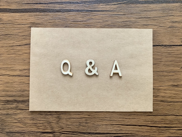 Q&Aと書かれた紙