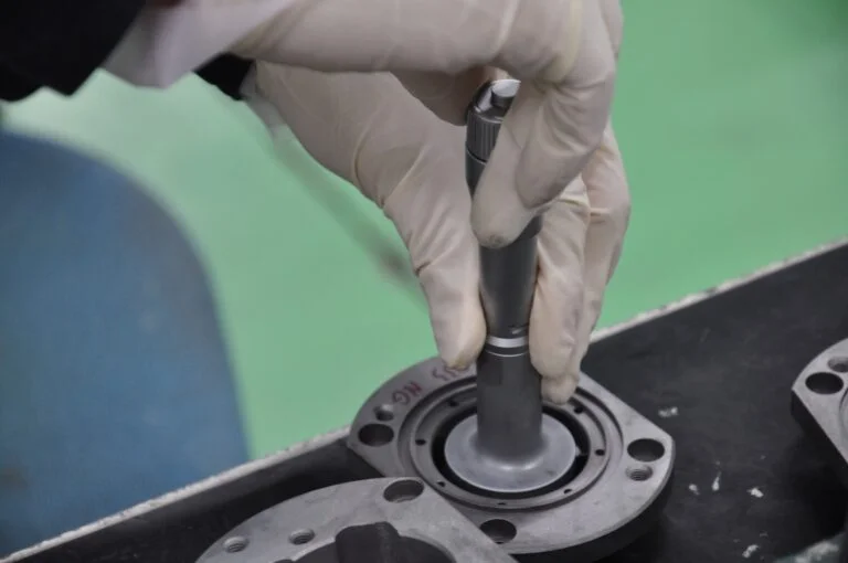 洗浄後の各部品を手仕上げで磨き上げ