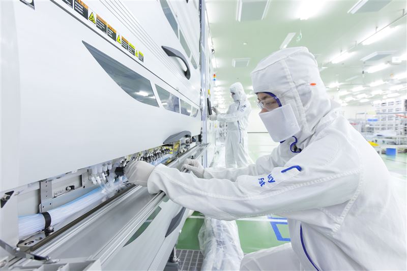 半導体製造装置を操作しているスタッフ