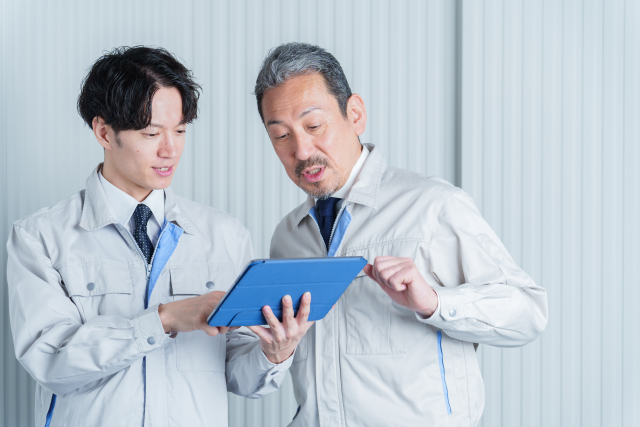専門業者が話し合っている様子