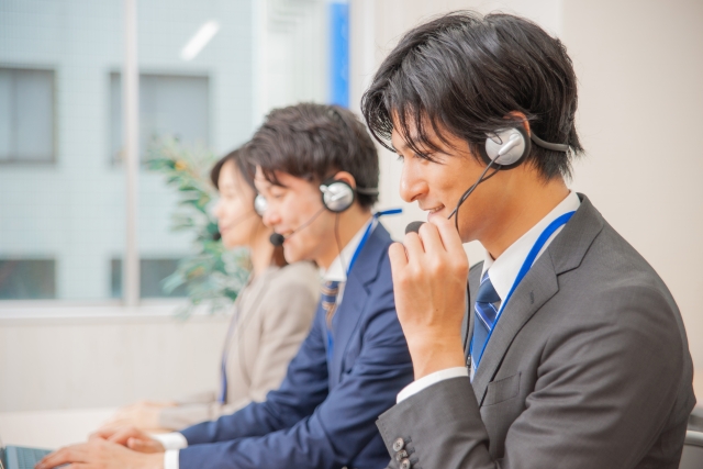 顧客の対応をするオペレーター